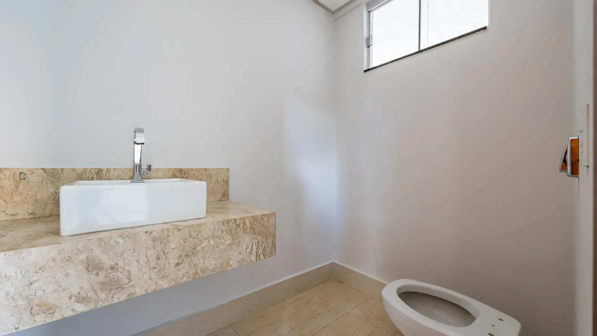 Casa Elegante e com Bela Piscina no Portal do Sol I. - Imagem 10