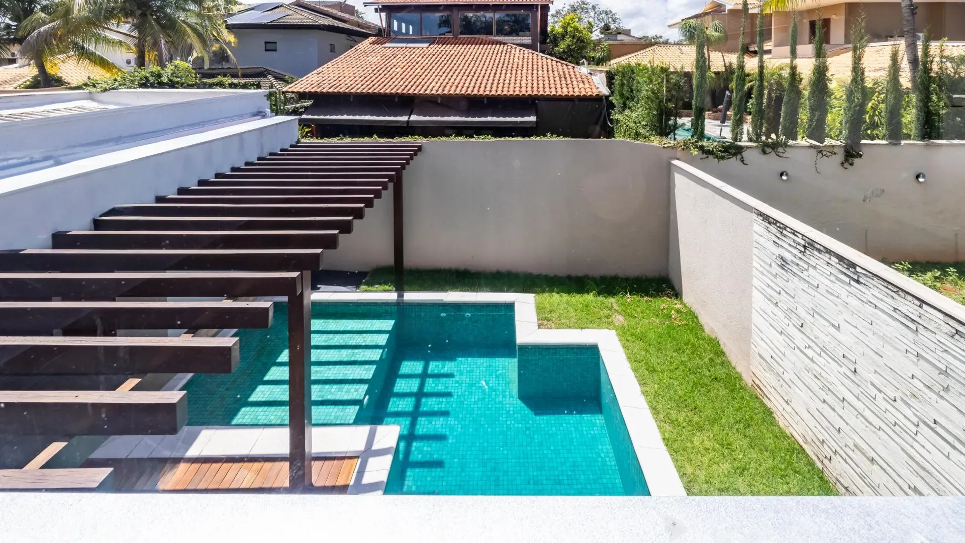 Casa Elegante e com Bela Piscina no Portal do Sol I. - Imagem 13