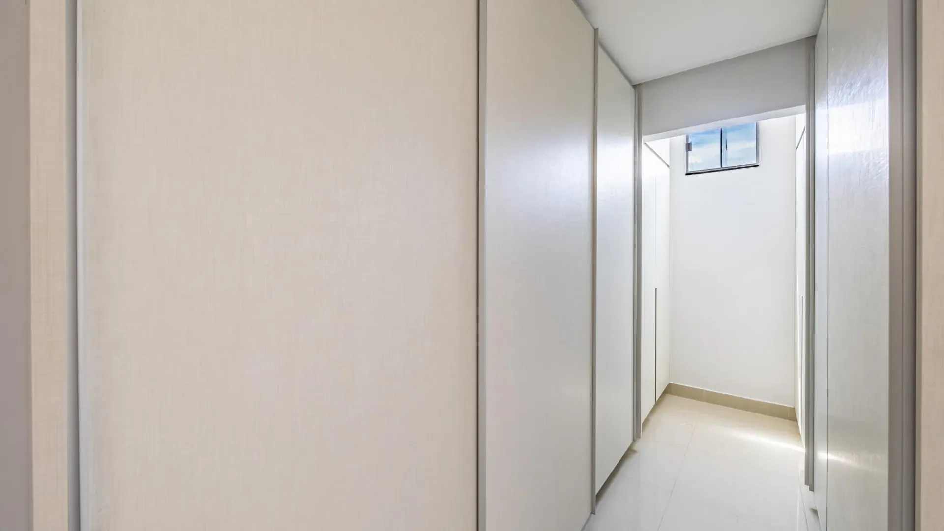 Casa Elegante e com Bela Piscina no Portal do Sol I. - Imagem 14