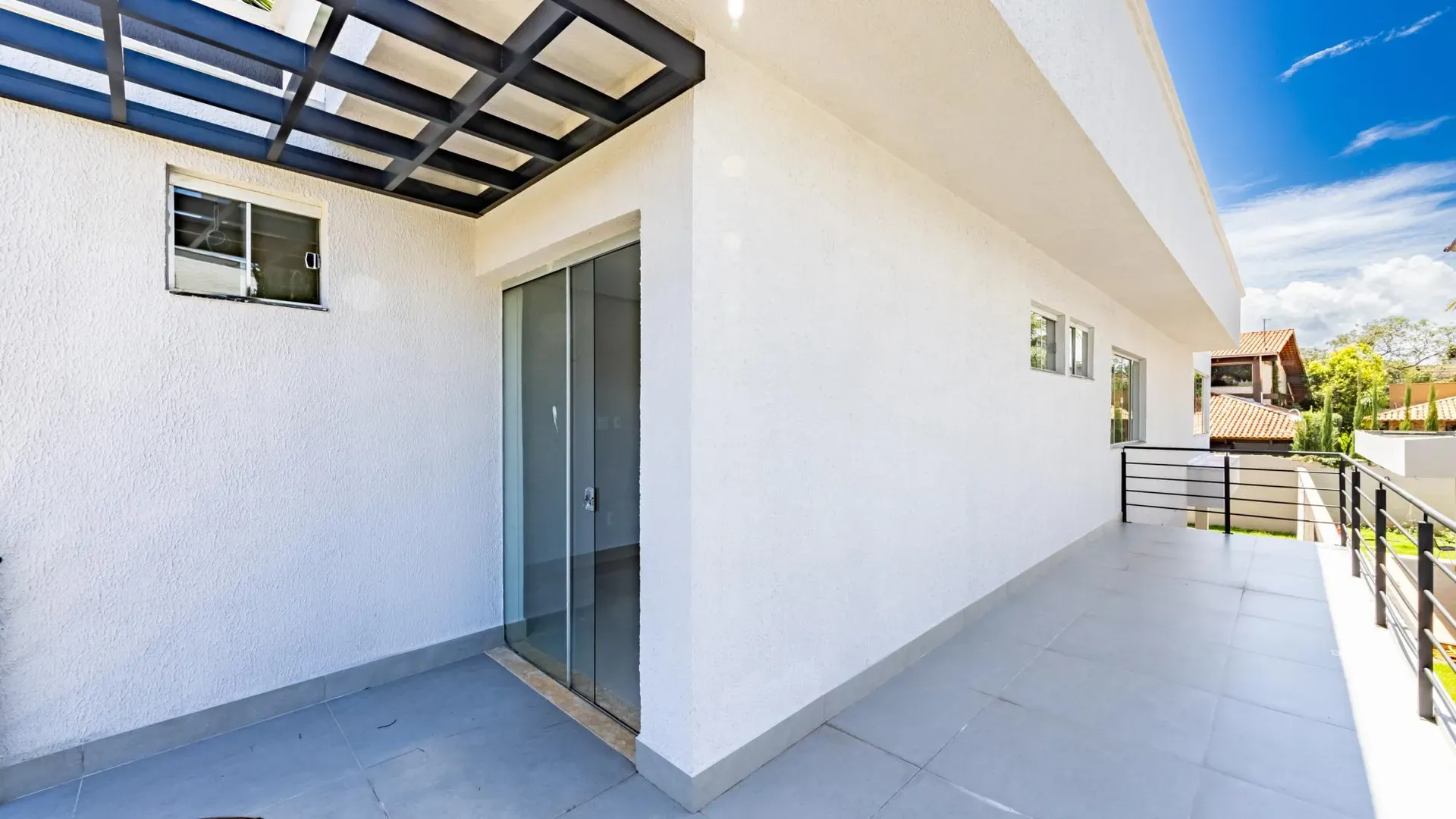 Casa Elegante e com Bela Piscina no Portal do Sol I. - Imagem 17