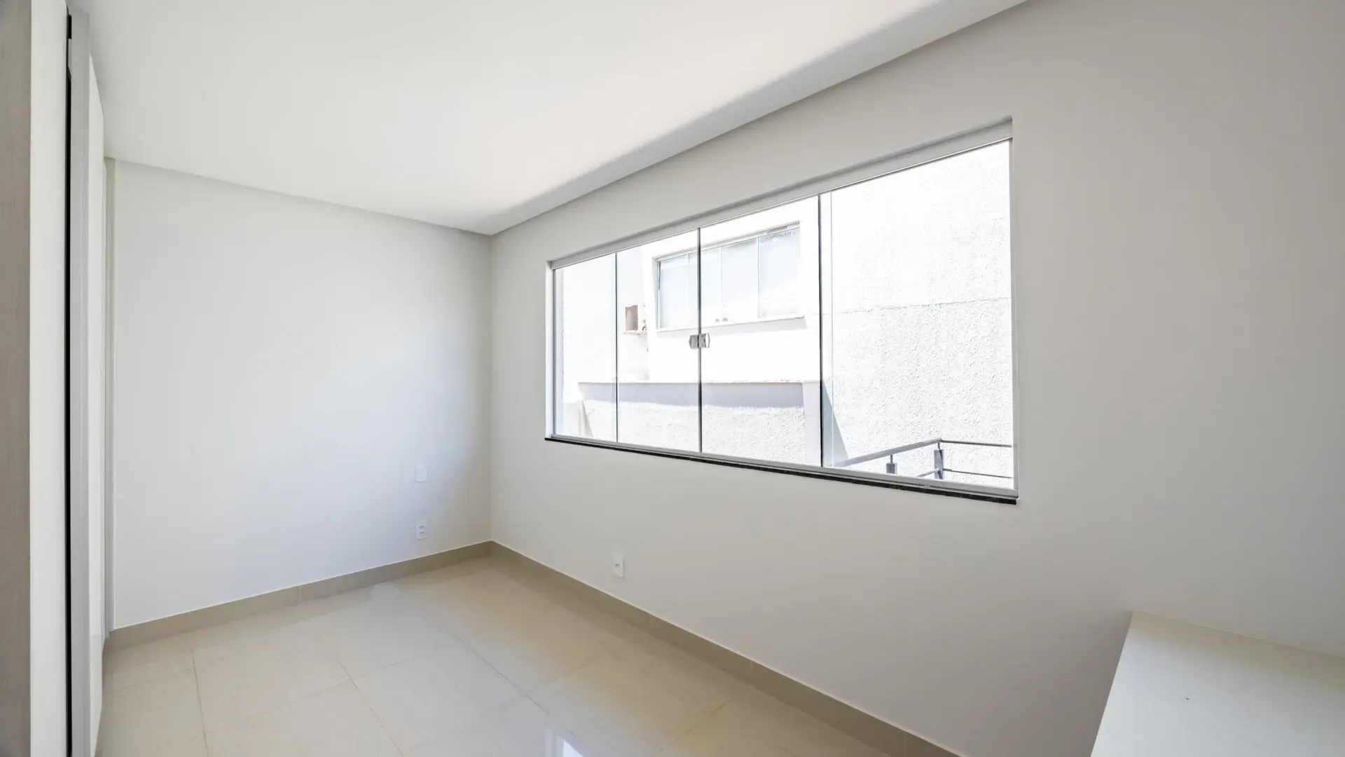 Casa Elegante e com Bela Piscina no Portal do Sol I. - Imagem 19