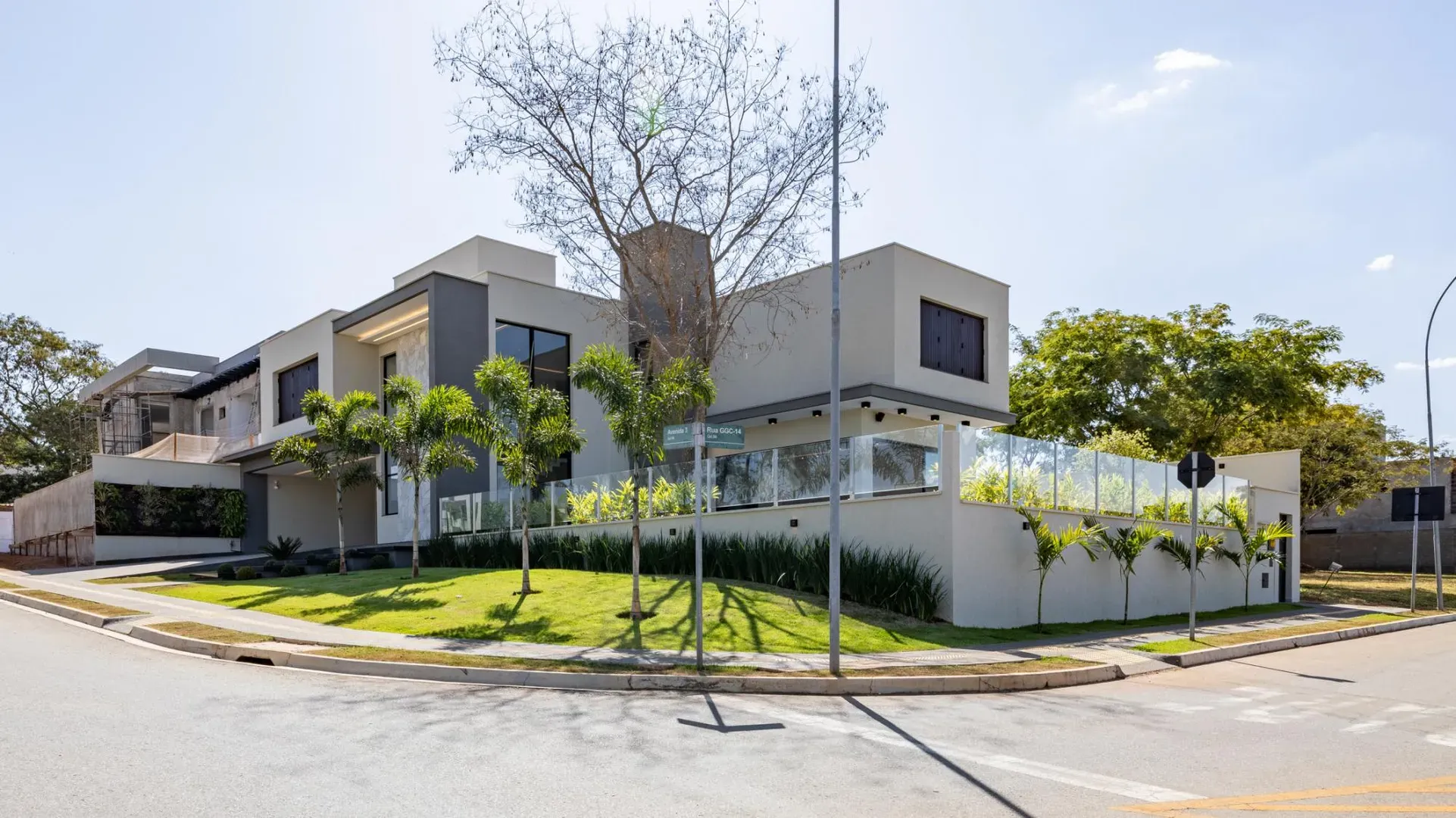 Sobrado com 382 m² Construídos e Diferenciais Surpreendentes - Imagem 2