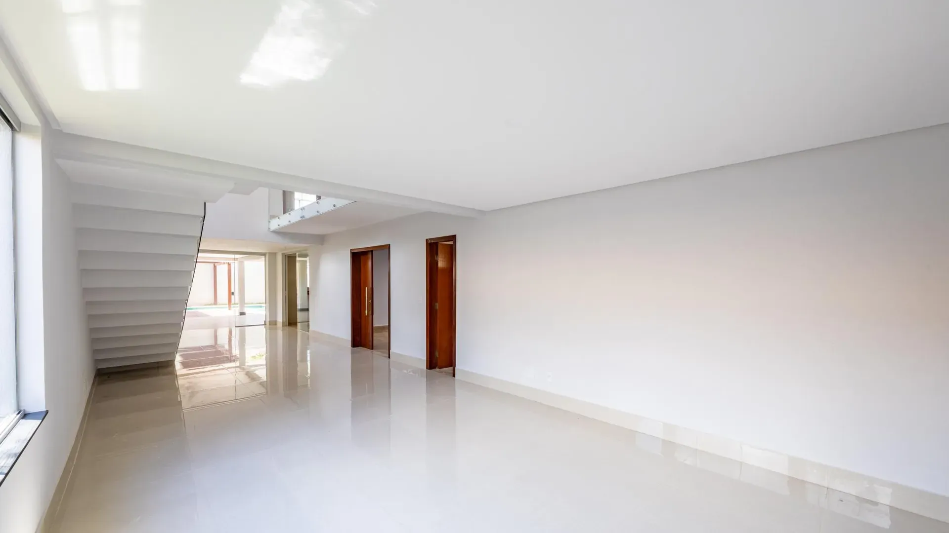 Casa Elegante e com Bela Piscina no Portal do Sol I. - Imagem 2