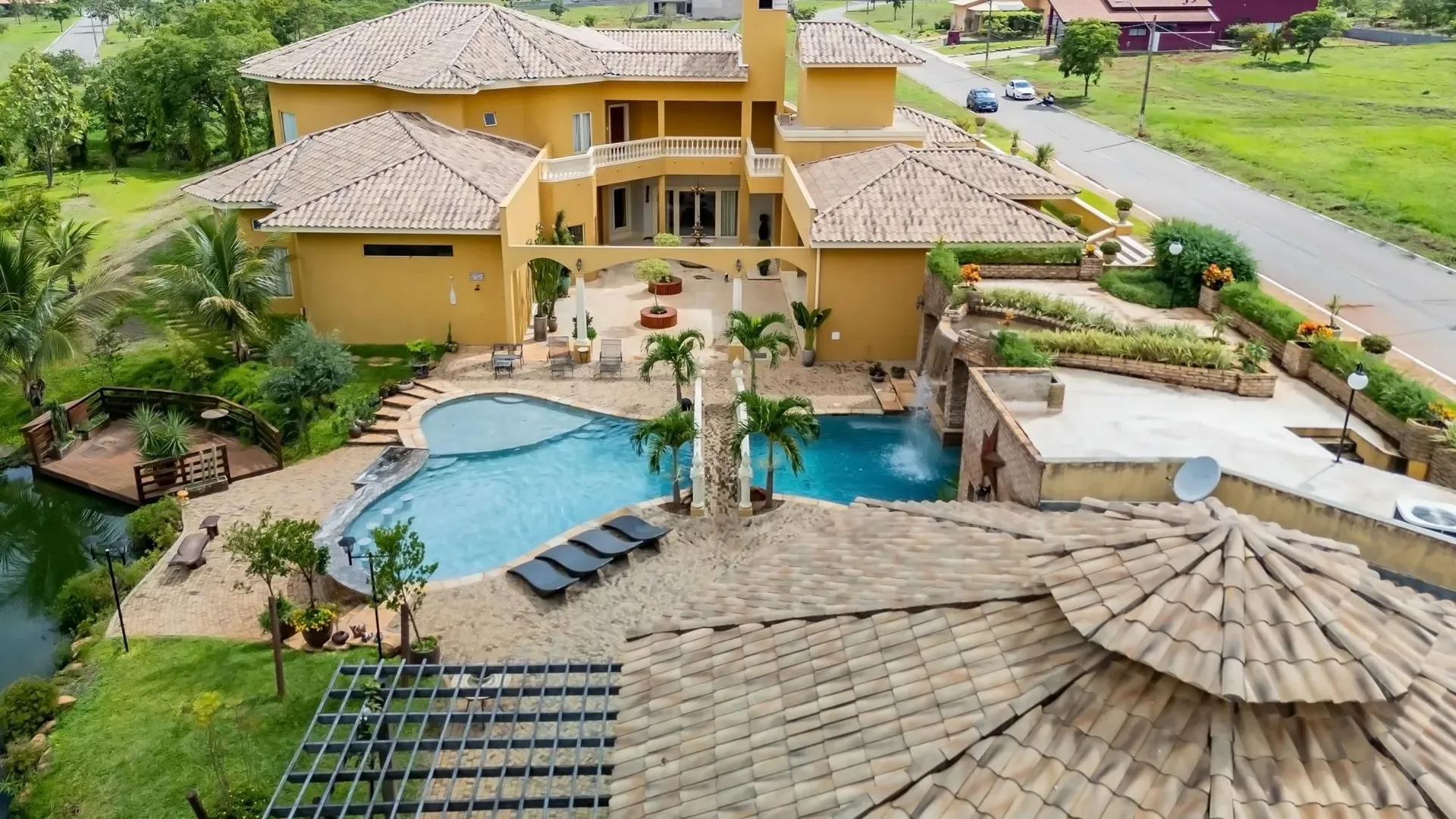 Casa com 4 Suítes e Lazer Completo em Hidrolândia - Imagem 2