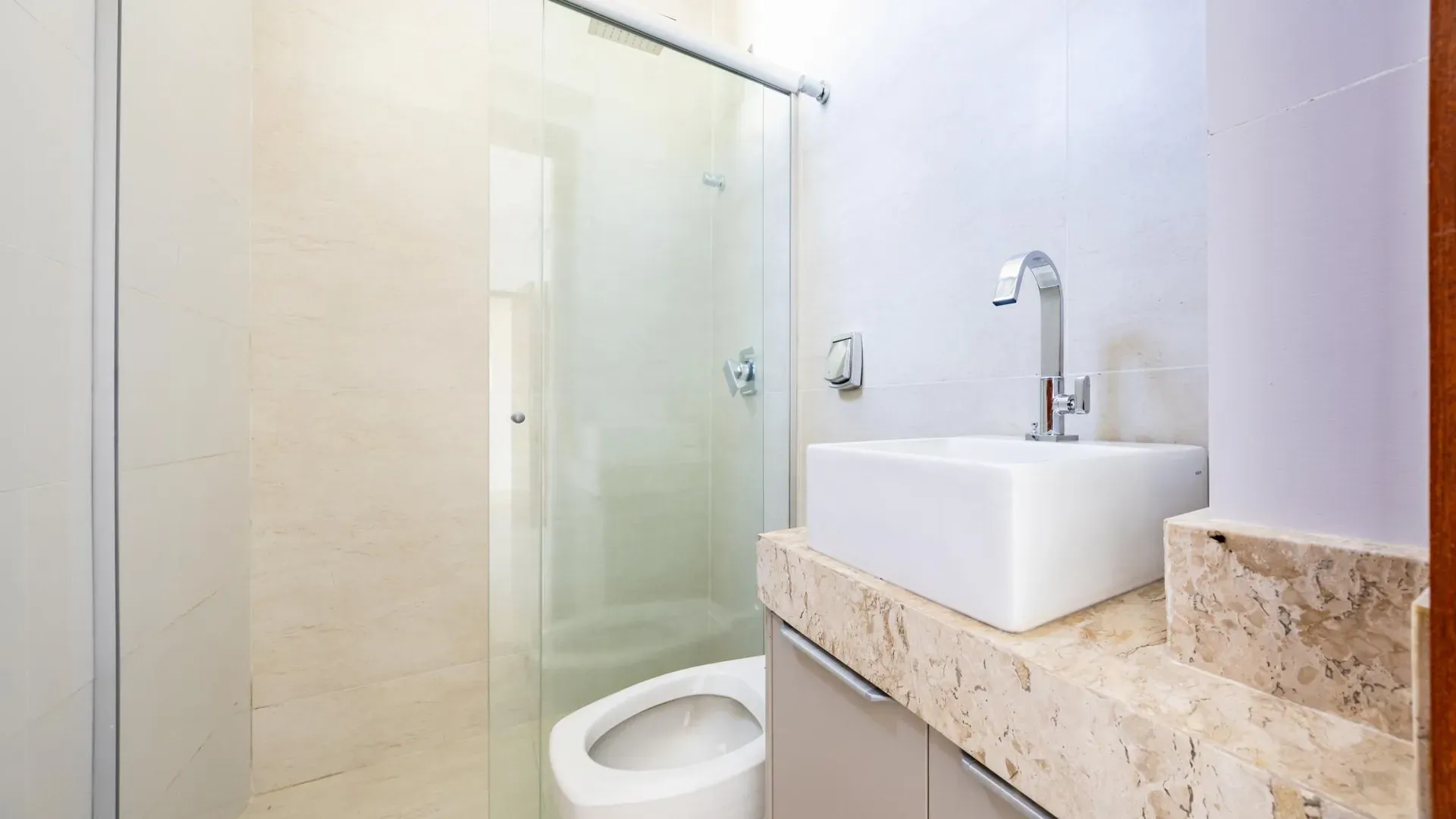 Casa Elegante e com Bela Piscina no Portal do Sol I. - Imagem 20