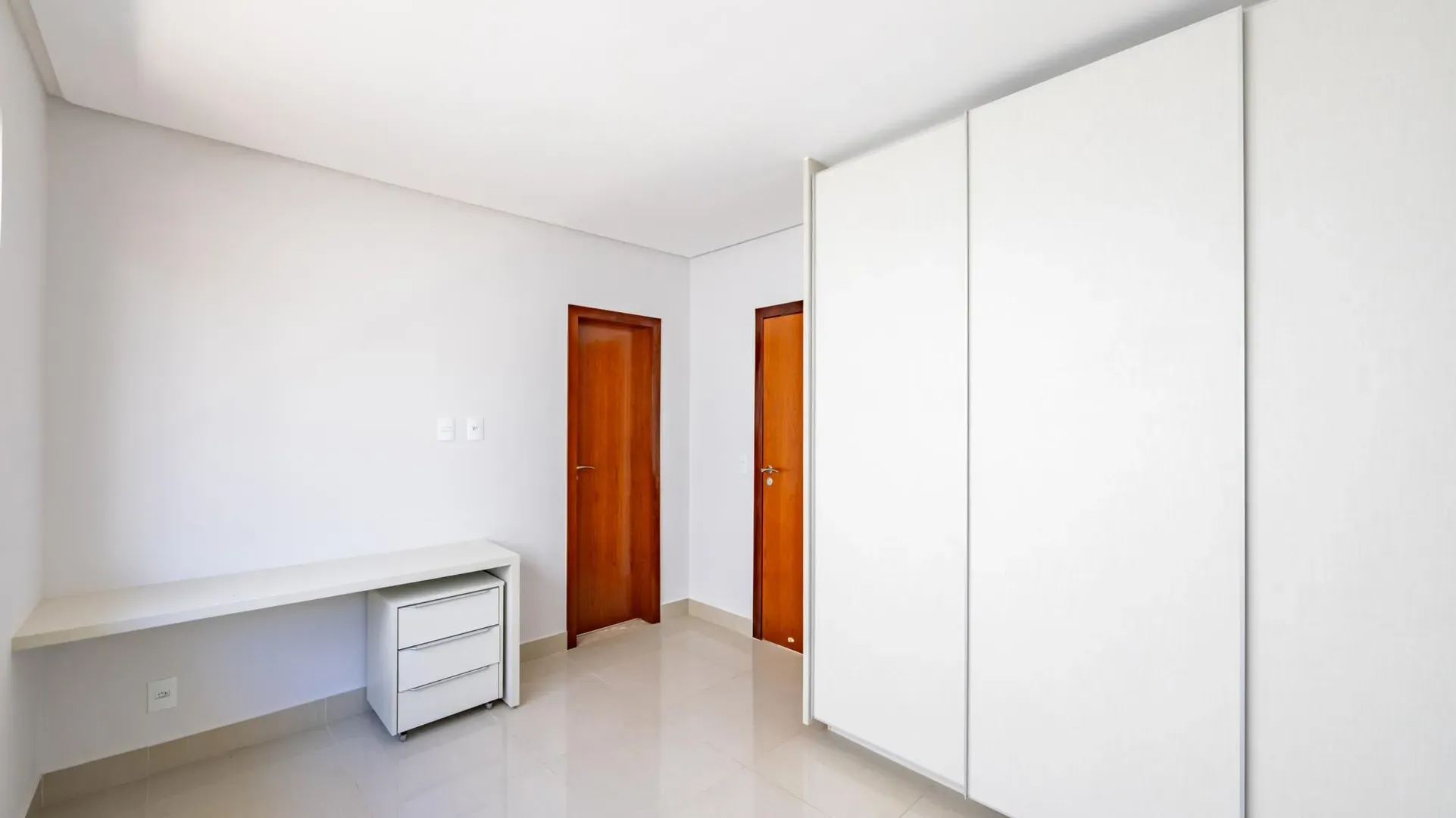 Casa Elegante e com Bela Piscina no Portal do Sol I. - Imagem 21