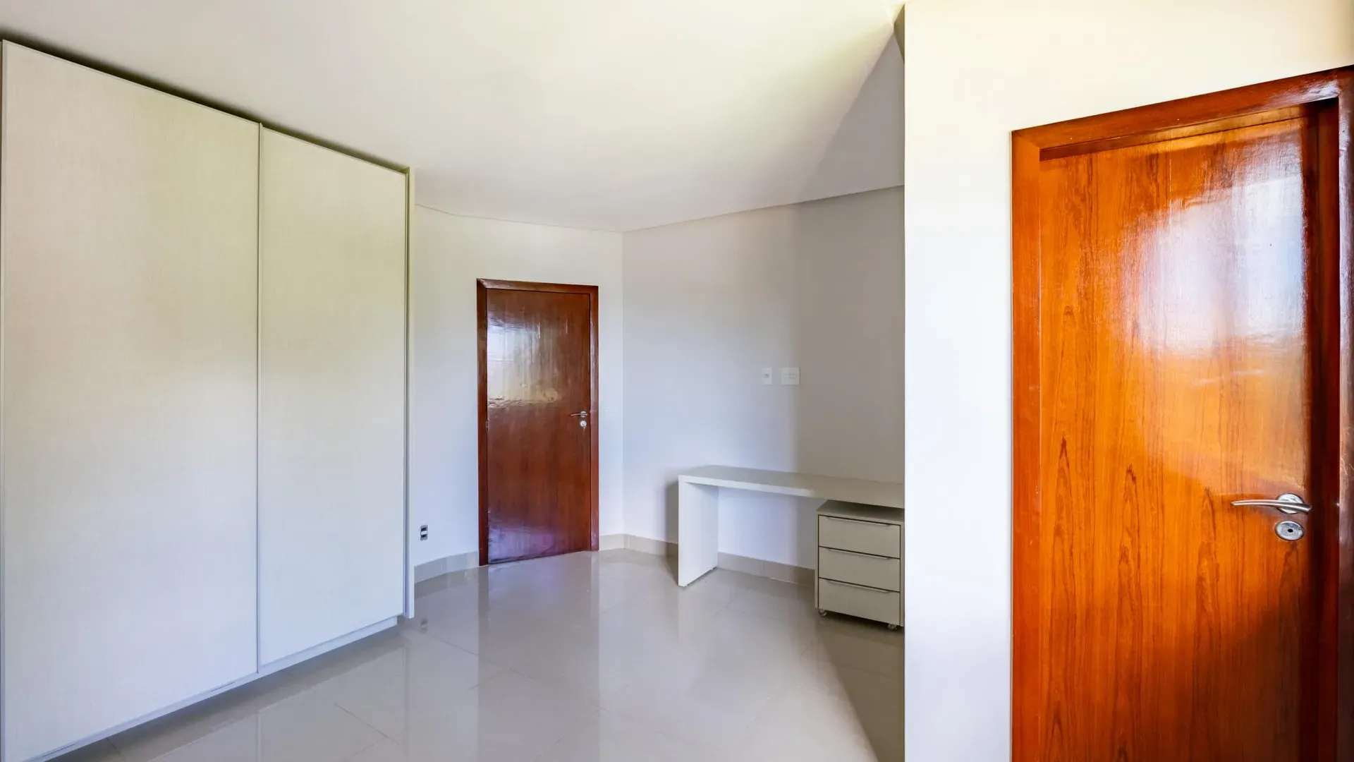 Casa Elegante e com Bela Piscina no Portal do Sol I. - Imagem 23