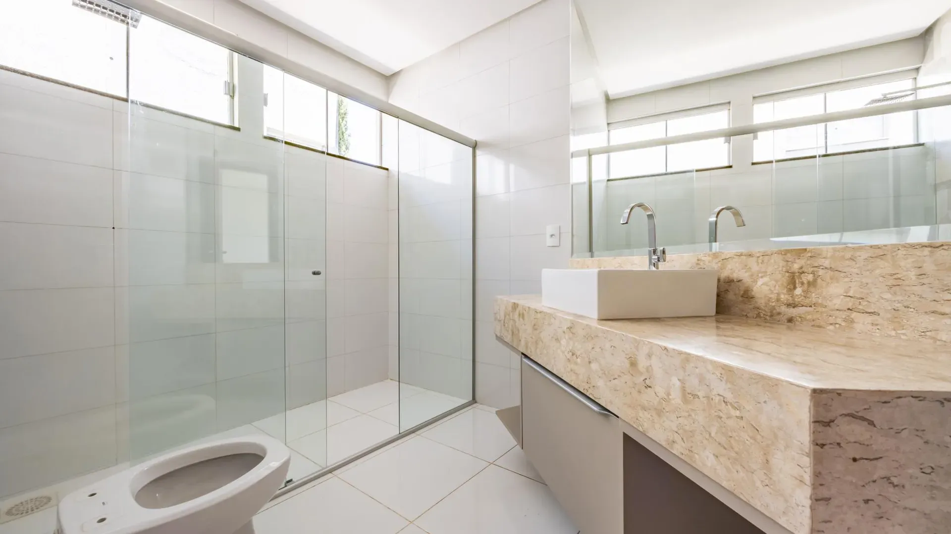 Casa Elegante e com Bela Piscina no Portal do Sol I. - Imagem 24