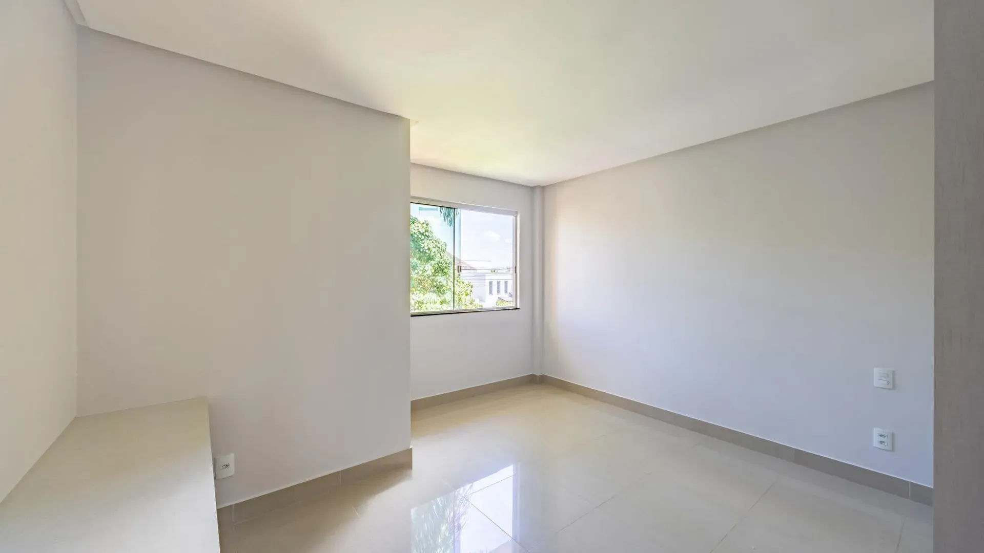 Casa Elegante e com Bela Piscina no Portal do Sol I. - Imagem 25