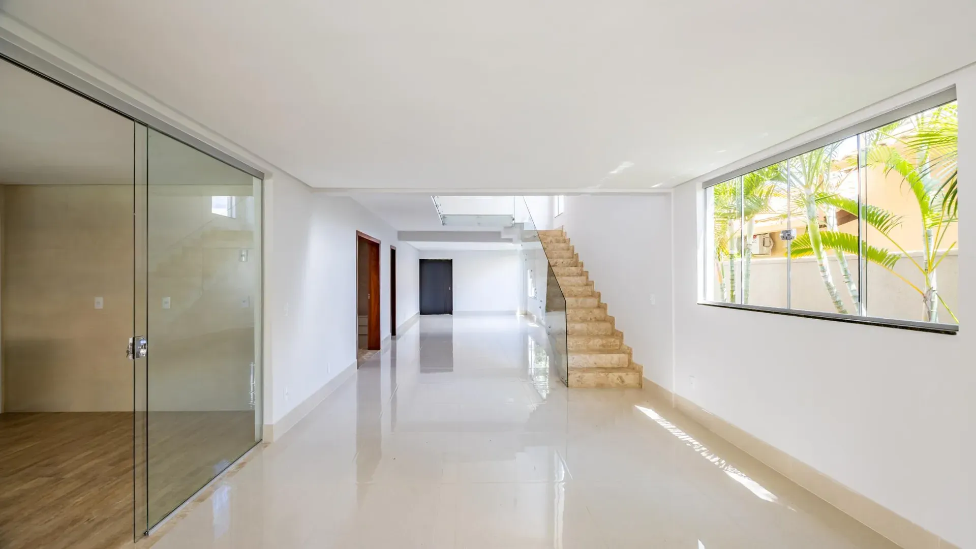 Casa Elegante e com Bela Piscina no Portal do Sol I. - Imagem 3