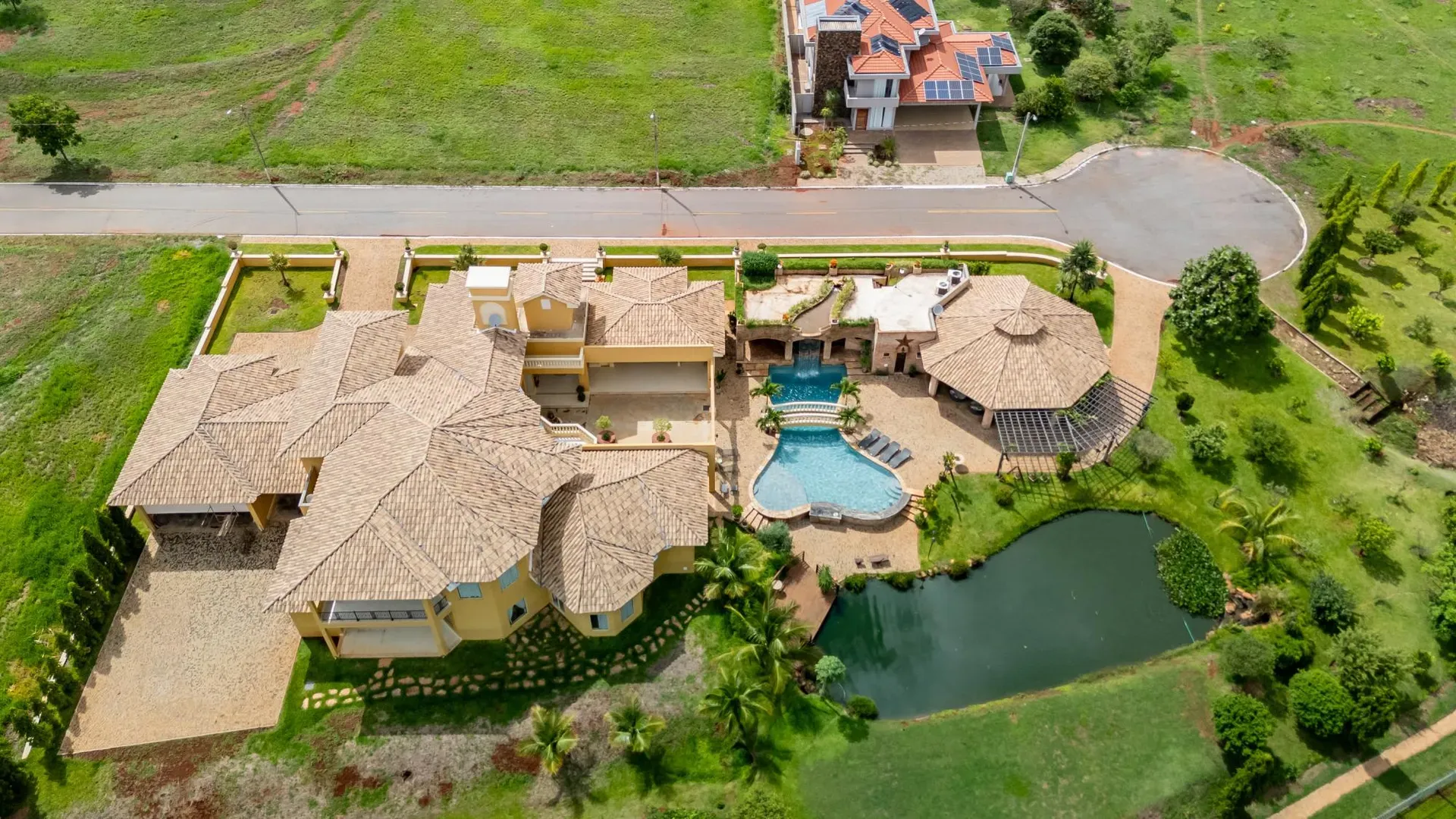 Casa com 4 Suítes e Lazer Completo em Hidrolândia - Imagem 3