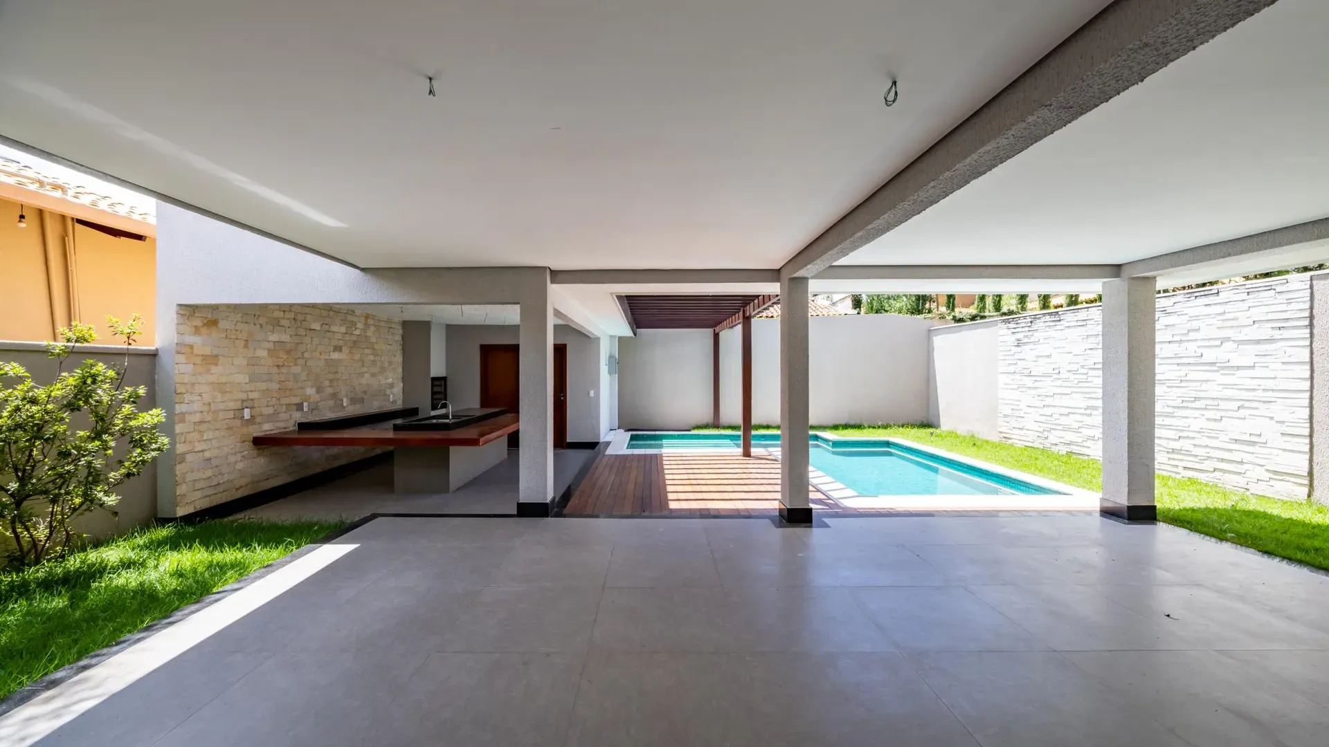 Casa Elegante e com Bela Piscina no Portal do Sol I. - Imagem 31
