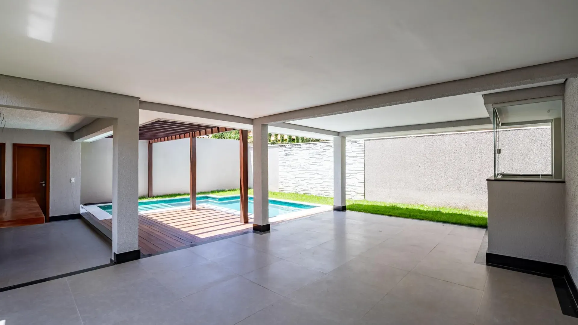 Casa Elegante e com Bela Piscina no Portal do Sol I. - Imagem 33