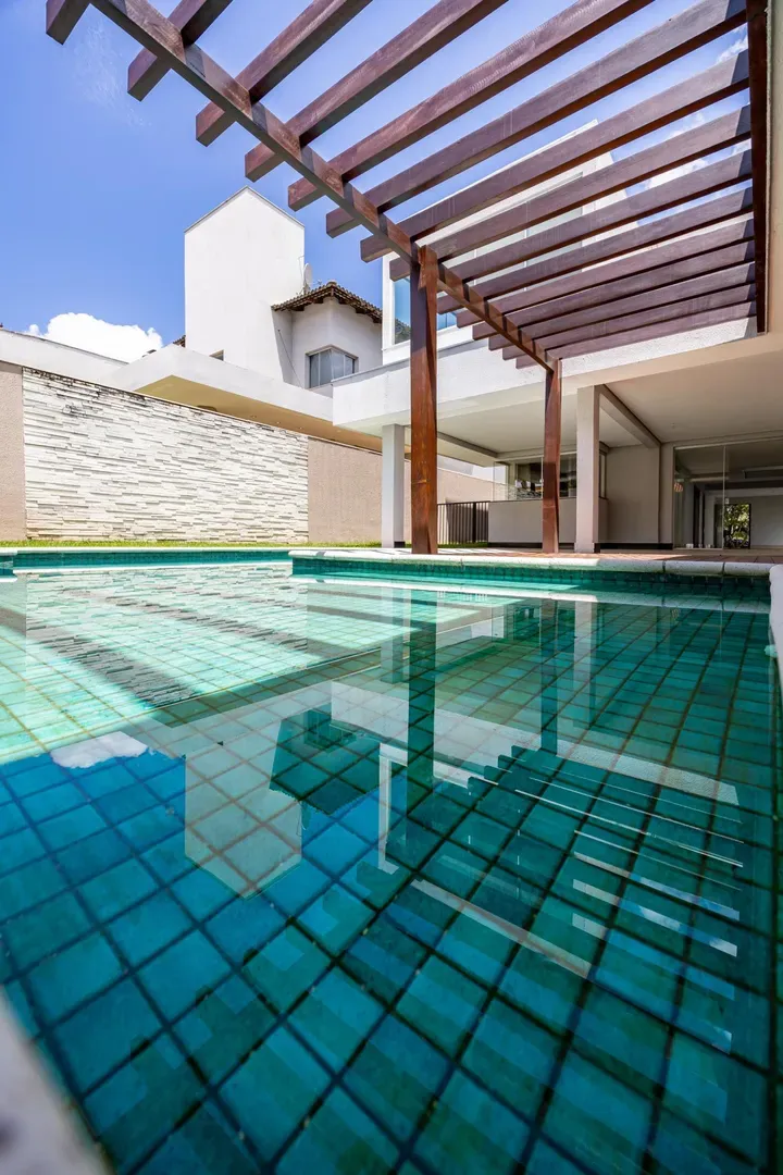 Casa Elegante e com Bela Piscina no Portal do Sol I. - Imagem 34