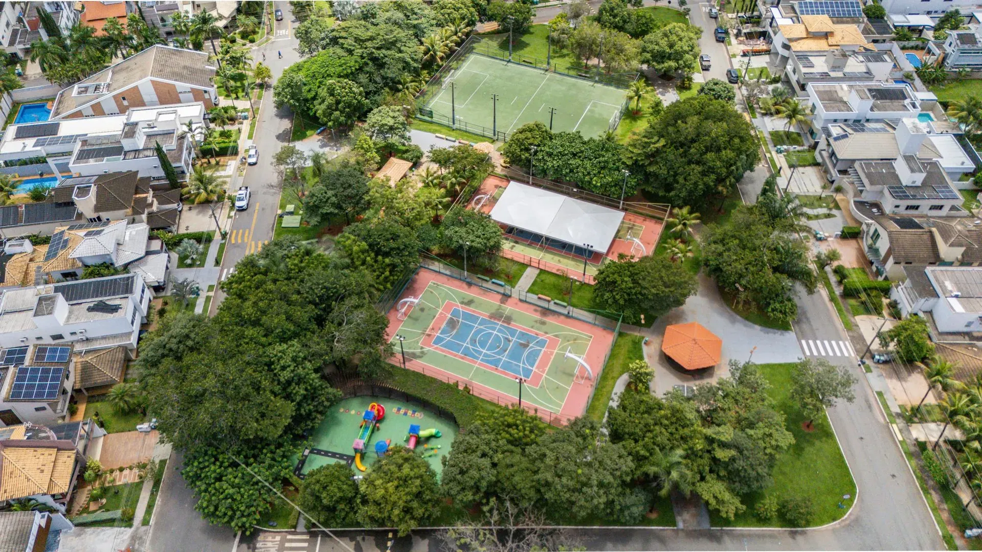 Casa Elegante e com Bela Piscina no Portal do Sol I. - Imagem 39