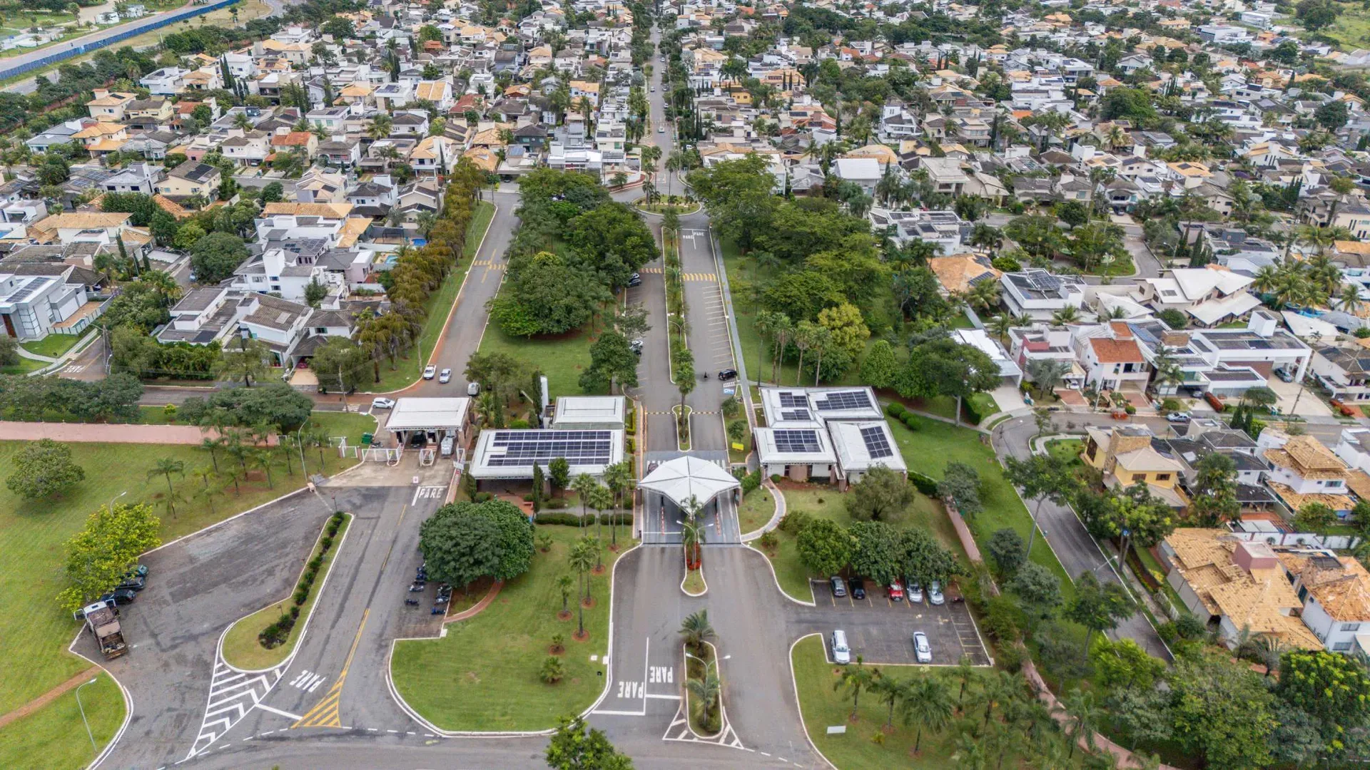 Casa Elegante e com Bela Piscina no Portal do Sol I. - Imagem 43
