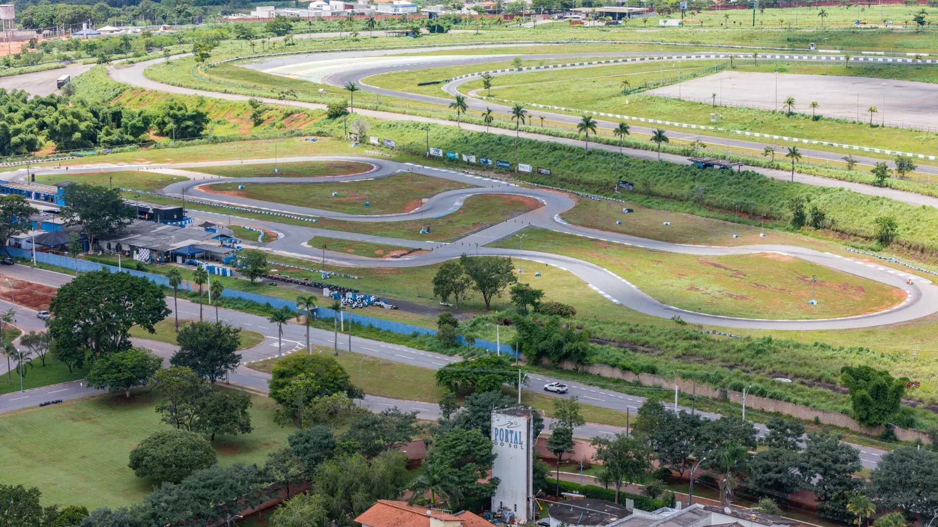 Casa Elegante e com Bela Piscina no Portal do Sol I. - Imagem 44