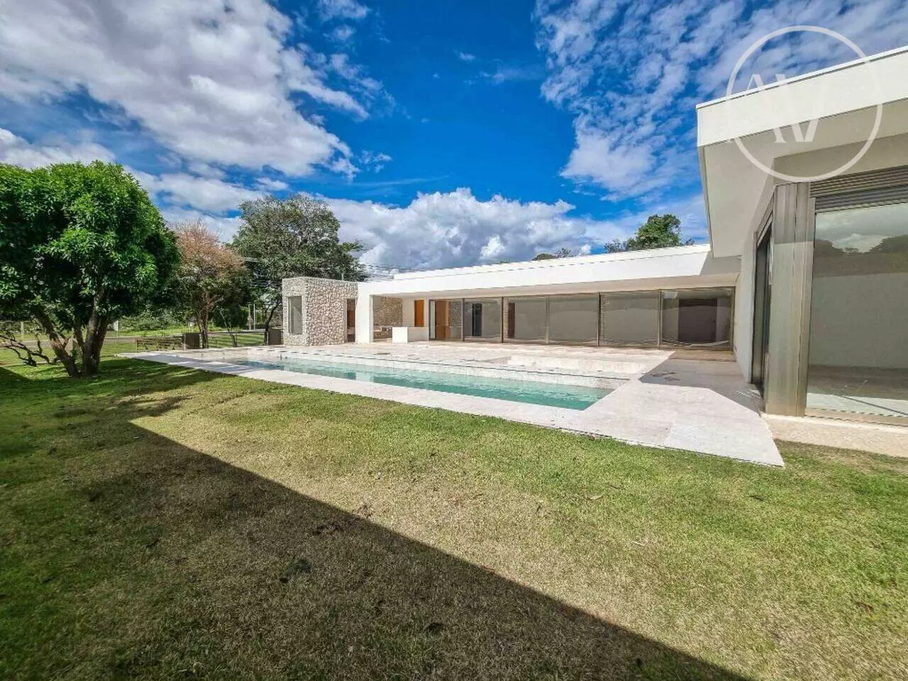 SMDB Conjunto 19 - CLEAN E TÉRREA, 5 Suítes em Condomínio Fechado - Imagem 5