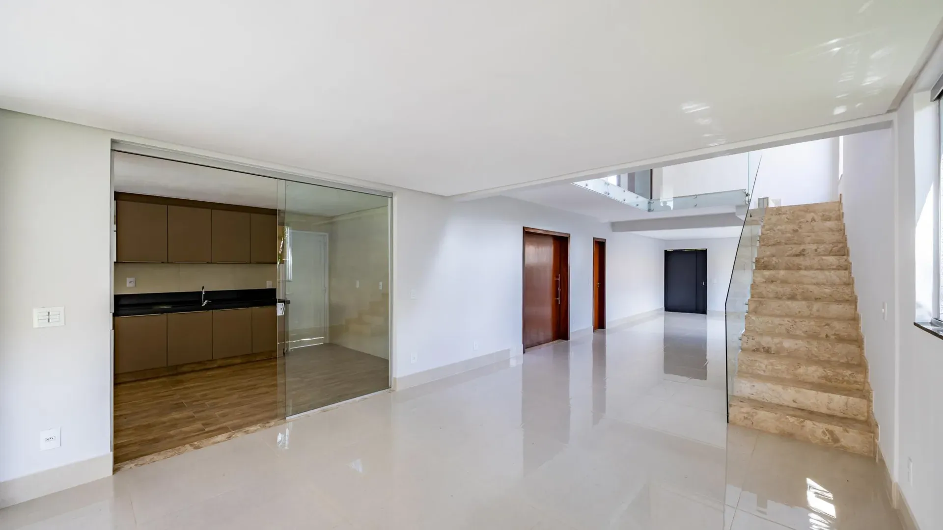 Casa Elegante e com Bela Piscina no Portal do Sol I. - Imagem 6