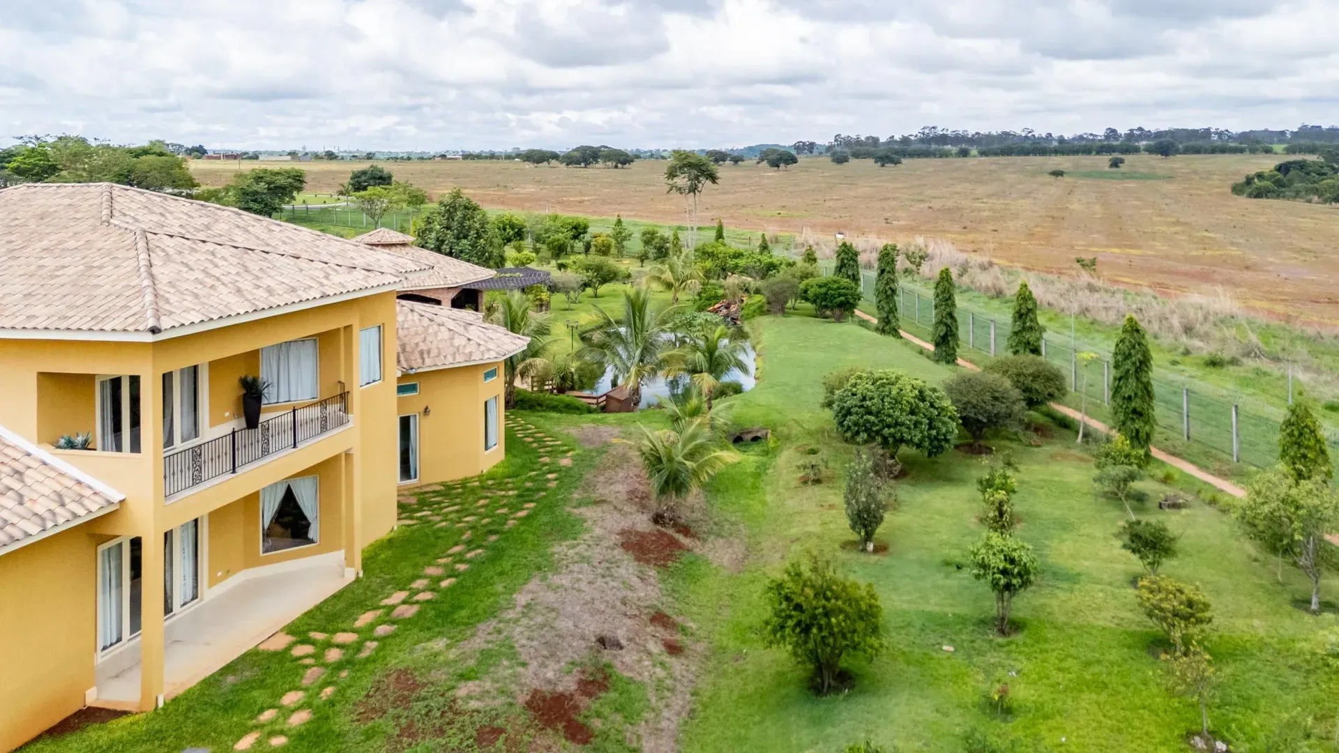 Casa com 4 Suítes e Lazer Completo em Hidrolândia - Imagem 6