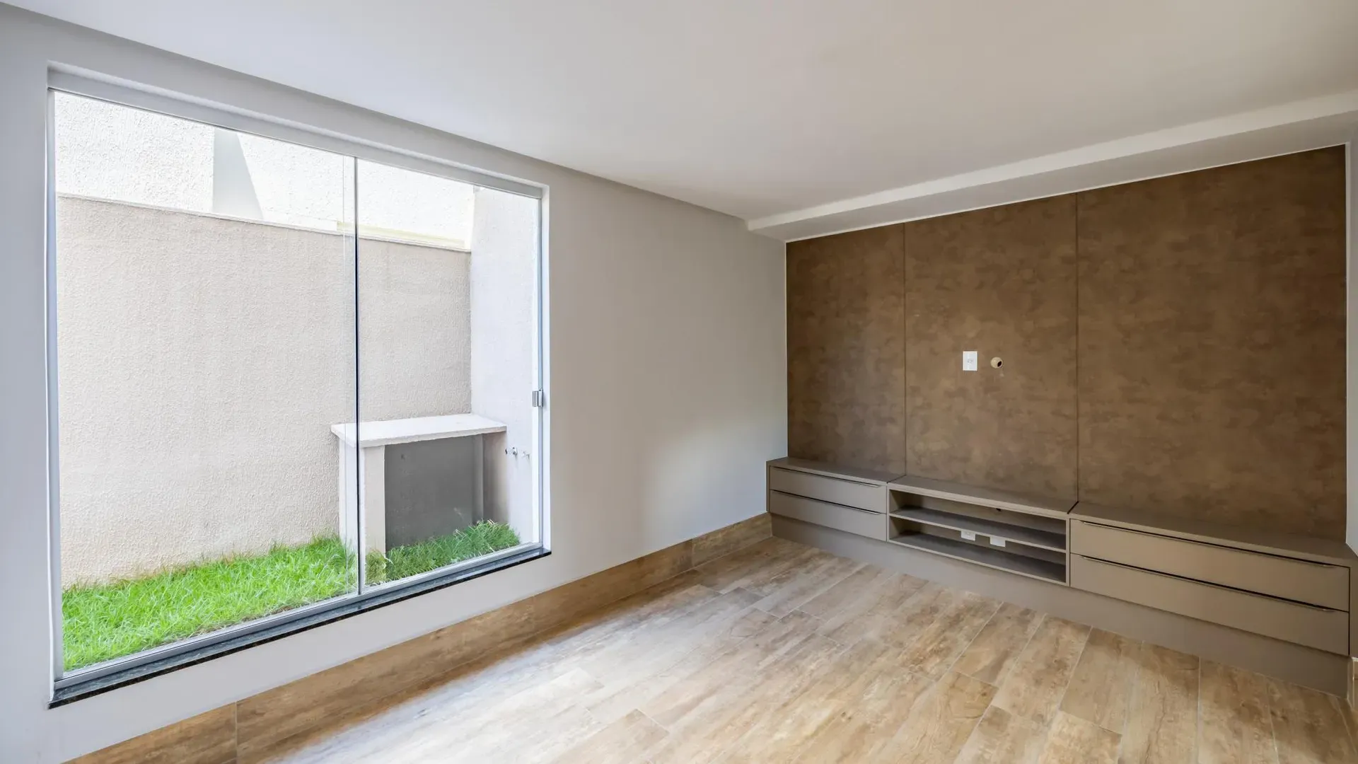 Casa Elegante e com Bela Piscina no Portal do Sol I. - Imagem 7