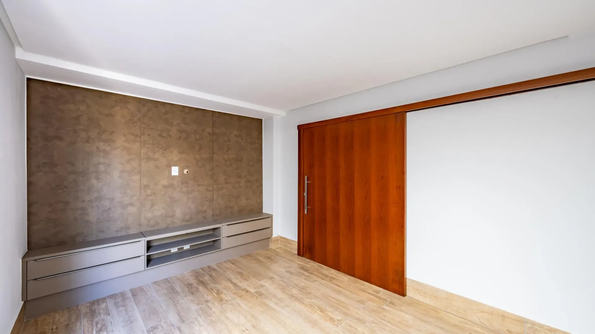 Casa Elegante e com Bela Piscina no Portal do Sol I. - Imagem 8