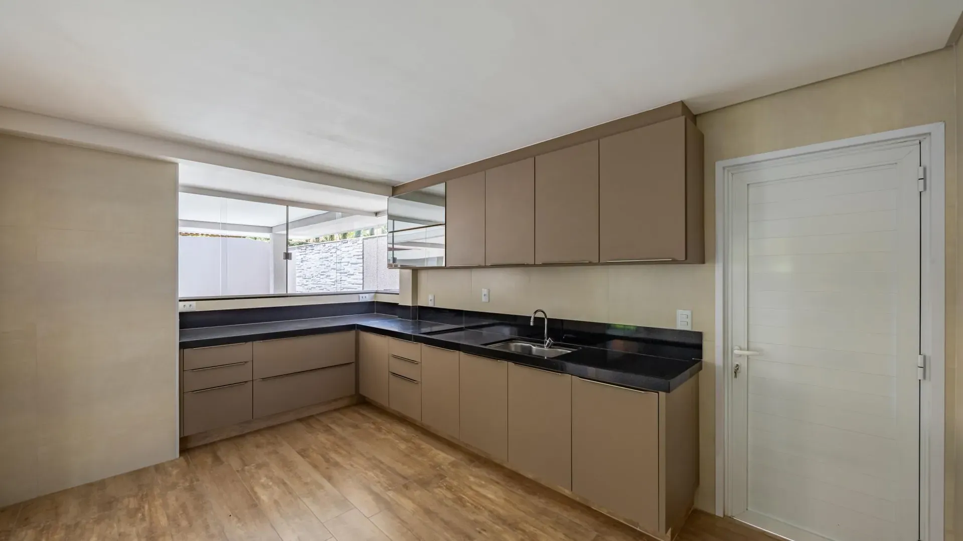 Casa Elegante e com Bela Piscina no Portal do Sol I. - Imagem 9