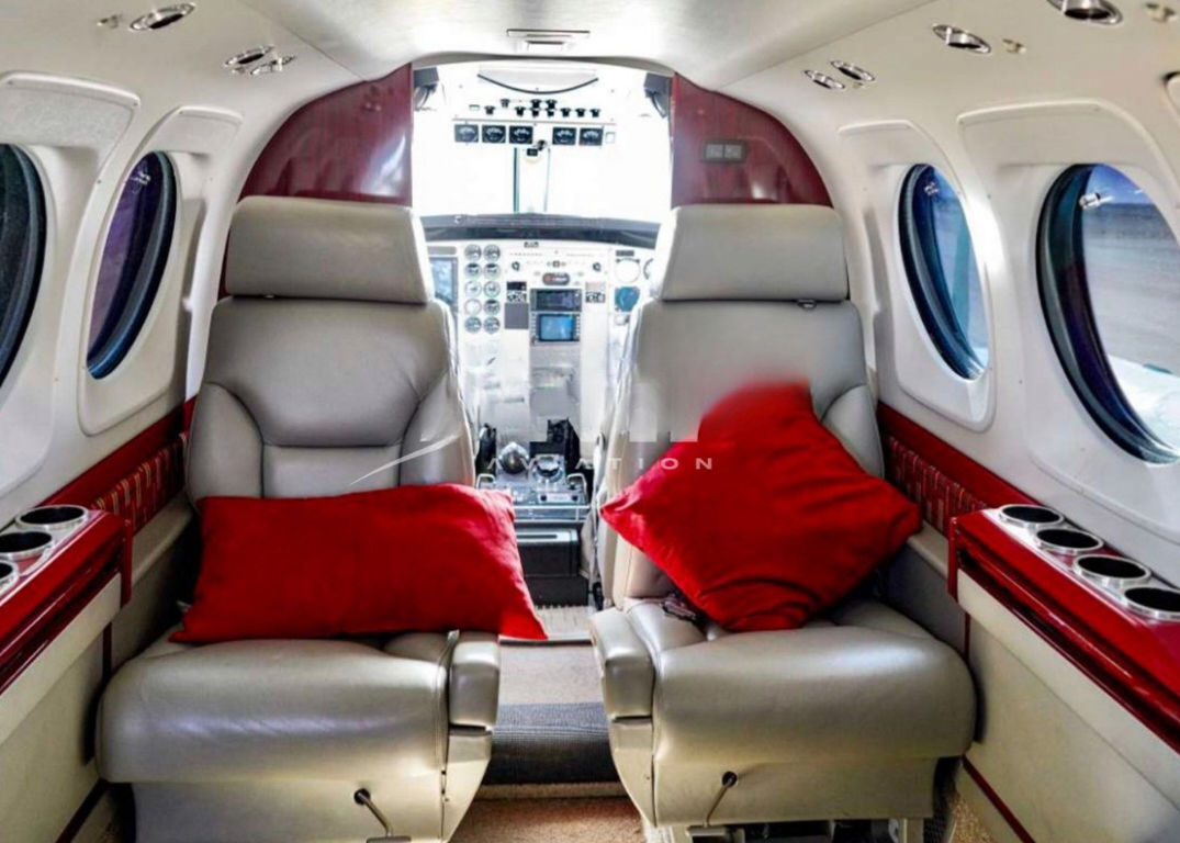 BEECHCRAFT KING AIR C90B 1988 - Imagem 3