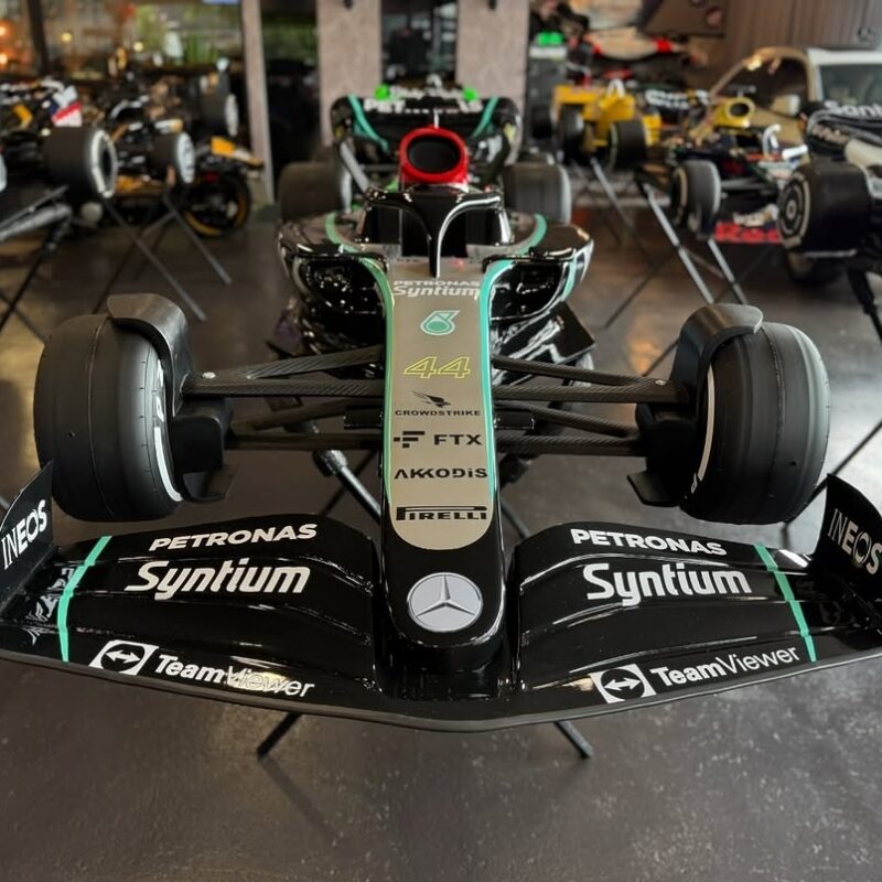 ESCULTURA F1 LEWIS HAMILTON