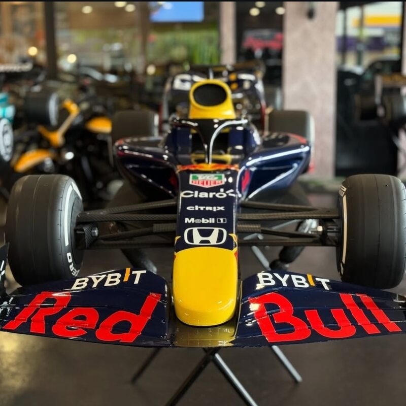 ESCULTURA F1 RED BULL MAX VERSTAPPEN