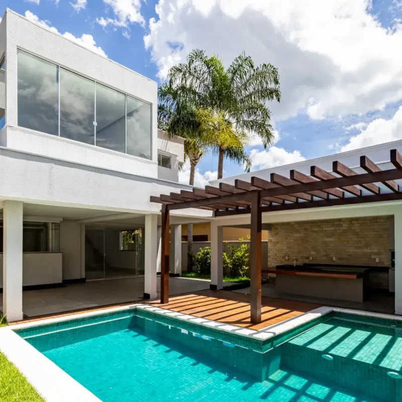 Casa Elegante e com Bela Piscina no Portal do Sol I.