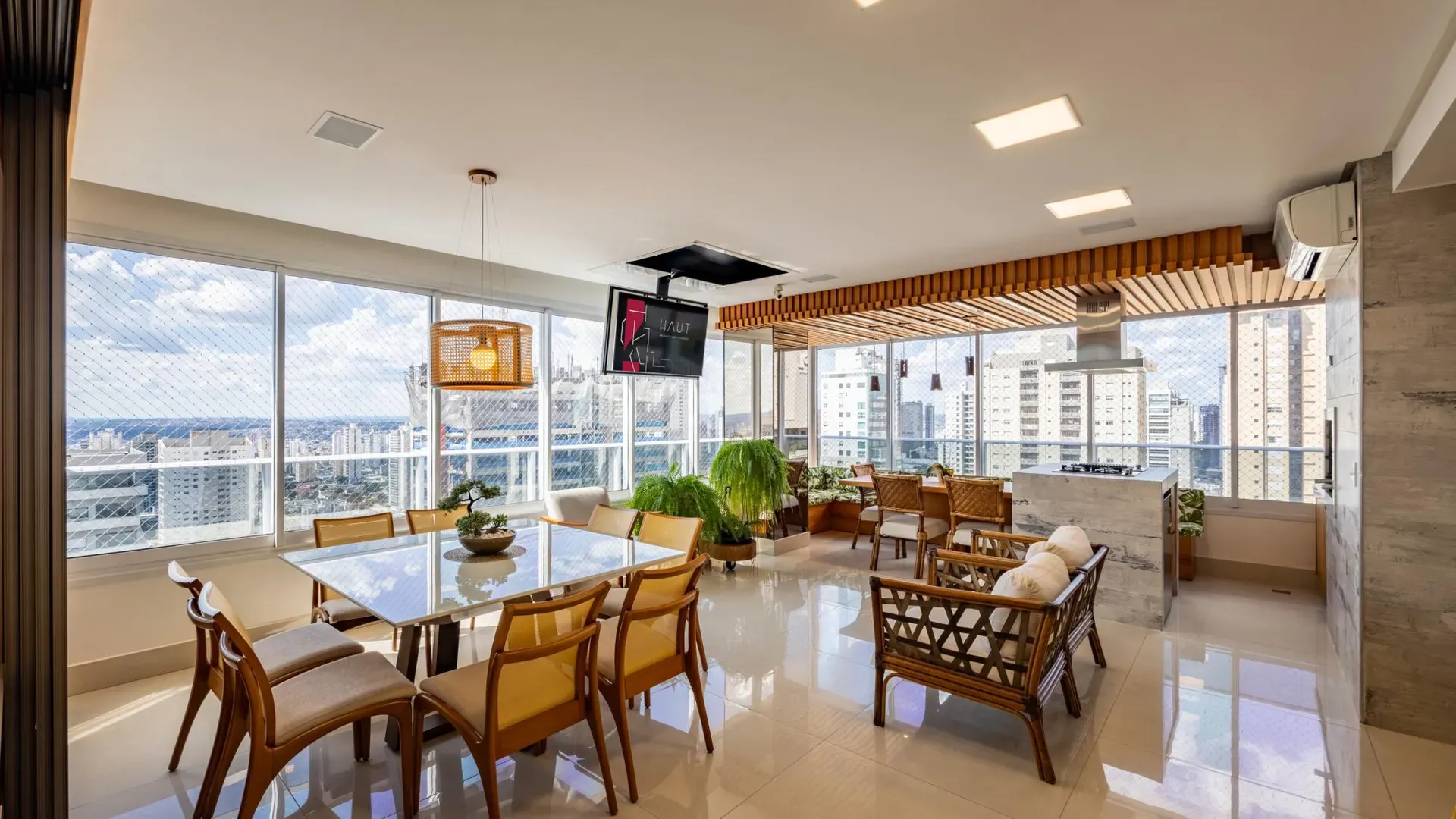 Apartamento à Venda Mobiliado , Residencial Monte Logan , com 4 Suítes no Setor Bueno