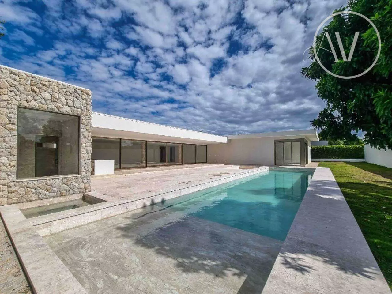 SMDB Conjunto 19 - CLEAN E TÉRREA, 5 Suítes em Condomínio Fechado