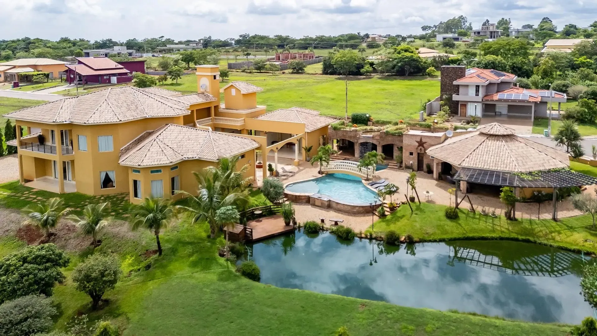 Casa com 4 Suítes e Lazer Completo em Hidrolândia