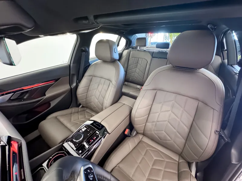 BMW 530E M SPORT 2025 - Imagem 10